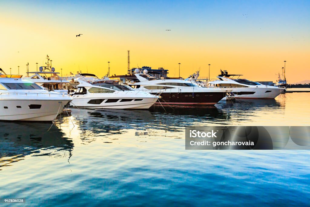 Iates de luxo ancorado no porto de mar ao pôr do sol. - Foto de stock de Veículo Aquático royalty-free