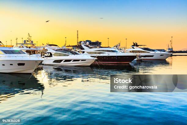 Foto de Iates De Luxo Ancorado No Porto De Mar Ao Pôr Do Sol e mais fotos de stock de Veículo Aquático