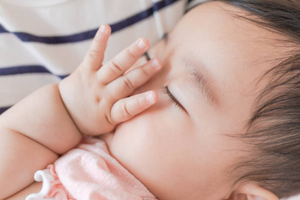 昼寝をする赤ちゃん - 誕生 ストックフォトと画像