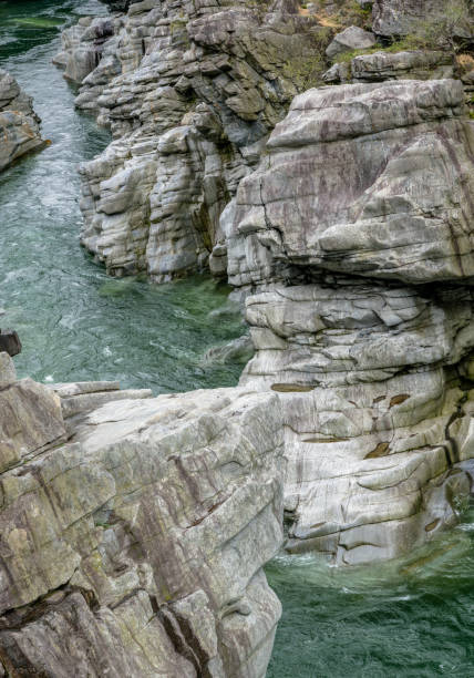 野生の岩の多い峡谷を通して ist 方法を彫刻山川の素晴らしい景色私 - granite ticino canton switzerland locarno ストックフォトと画像