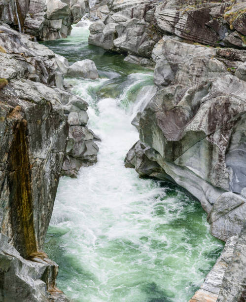 野生の岩の多い峡谷を通して ist 方法を彫刻山川の素晴らしい景色私 - granite ticino canton switzerland locarno ストックフォトと画像