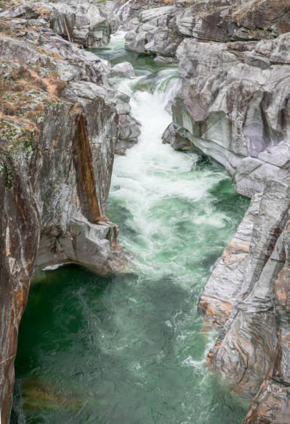野生の岩の多い峡谷を通して ist 方法を彫刻山川の素晴らしい景色 - granite ticino canton switzerland locarno ストックフォトと画像
