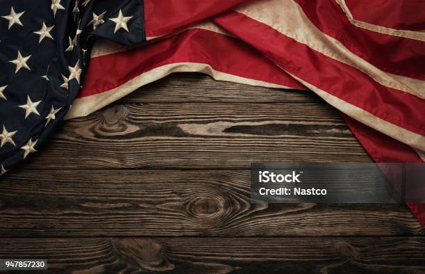 Alte Amerikanische Flagge Stockfoto und mehr Bilder von Amerikanische Flagge - Amerikanische Flagge, Holz, Flagge