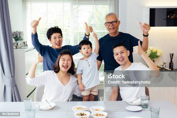 Asiatische Großfamilie Aus Drei Generationen Die Eine Mahlzeit Zusammen Und Zeigt Daumen Sich Zu Hause Mit Glück Stockfoto und mehr Bilder von Familie