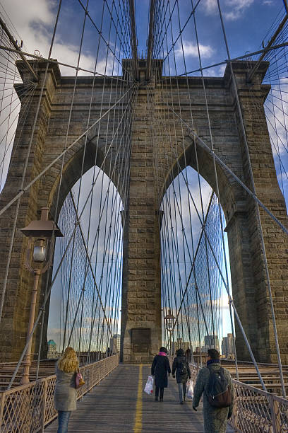 ponte de brooklyn em hdr tm - brooklyn bridge bridge brooklyn stone imagens e fotografias de stock