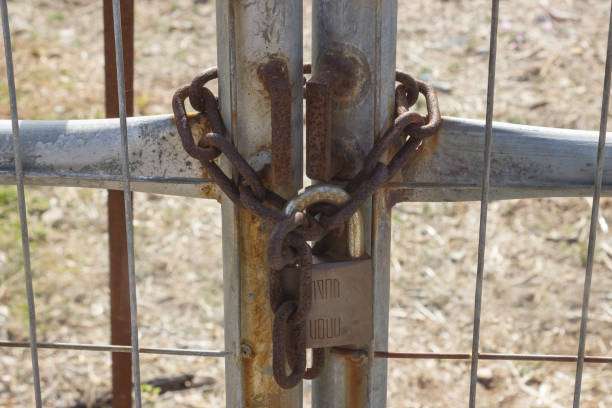 istock Old  lock with chain on iron gate. Concept of reliability and safety. 947869952