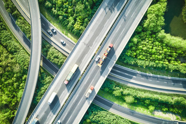 トラフィックと春に歩道橋の空撮 - truck ストックフォトと画像