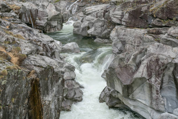 野生の岩の多い峡谷を通して ist 方法を彫刻山川の素晴らしい景色 - granite ticino canton switzerland locarno ストックフォトと画像