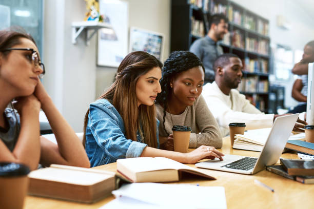 il doppio della potenza cerebrale su questo incarico - campus life foto e immagini stock