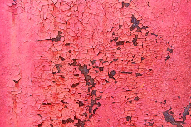un foglio di vecchio metallo arrugginito dipinto con vernice rossa incrinato. sfondo astratto. sfondo metallico. - peeling paint abandoned old foto e immagini stock