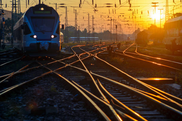 treno passeggeri all'incrocio dei binari ferroviari - railroad junction foto e immagini stock