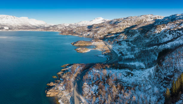 vista aerea soleggiata invernale della lapponia - sunny day mountain mountain range winter foto e immagini stock