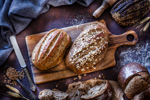 pain brun nature morte - brown bread bread wheat bakery photos et images de collection