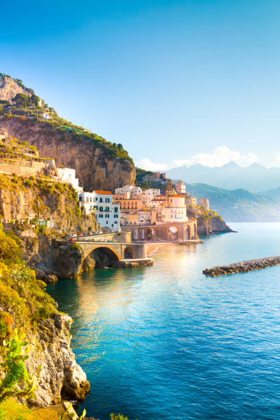 vista mattutina del paesaggio urbano di amalfi, italia - sorrento foto e immagini stock