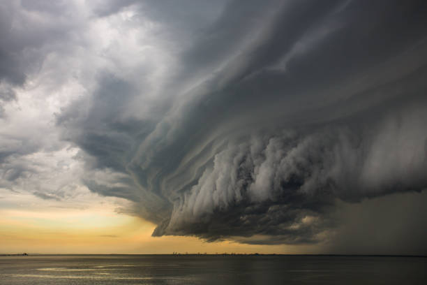 epica nube di tempesta super cellulare - storm cloud sky dramatic sky rain foto e immagini stock
