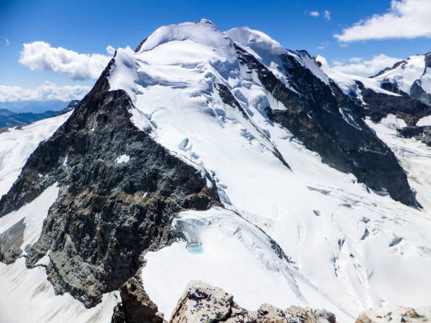 vista panorâmica do val poschiavo e piz palu nas montanhas bernina como visto do cume do piz cambrena - engadine switzerland palu piz - fotografias e filmes do acervo