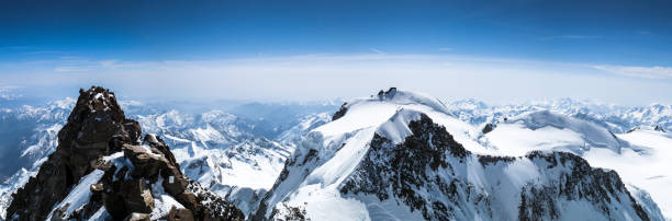 vue panoramique sur le paysage de montagne de pointe dufour à signalkuppe dans les alpes suisses, près de zermatt - crevasse glacier snow european alps photos et images de collection