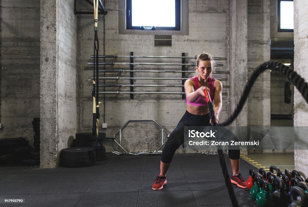 Fitness-Frau trainieren Sie im Fitnessraum mit Schlacht Seil. - Lizenzfrei Fitnesstraining Stock-Foto
