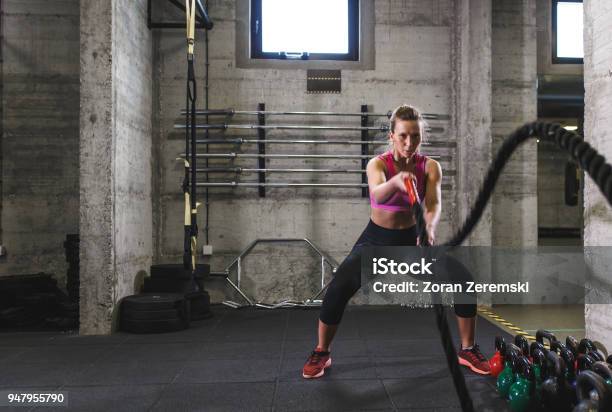 Fitnessfrau Trainieren Sie Im Fitnessraum Mit Schlacht Seil Stockfoto und mehr Bilder von Fitnesstraining