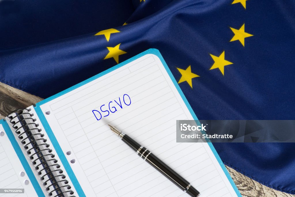 Ein Füllfederhalter, Schulheft, Flagge der EU Und schriftliche Grundverordnung DSGVO - Lizenzfrei Netzwerksicherheit Stock-Foto