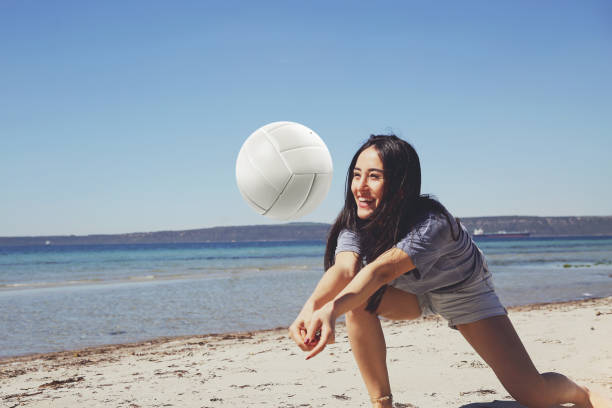 jedna młoda piękna dama gra w siatkówkę na plaży - beach volleyball zdjęcia i obrazy z banku zdjęć