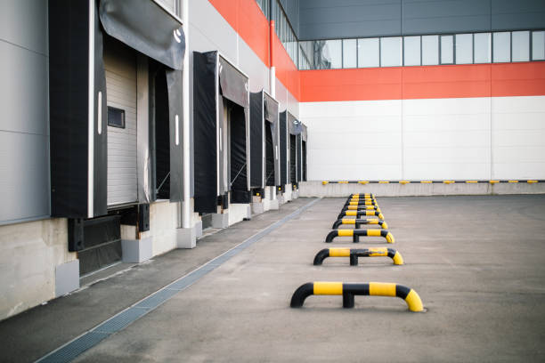 Warehouse exterior Warehouse exterior loading bay stock pictures, royalty-free photos & images