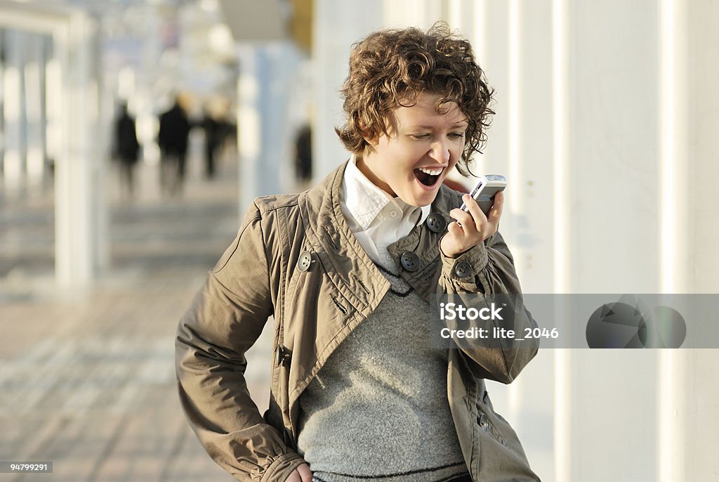 Jovem Alegre mulher ligar para telefone - Royalty-free A usar um telefone Foto de stock