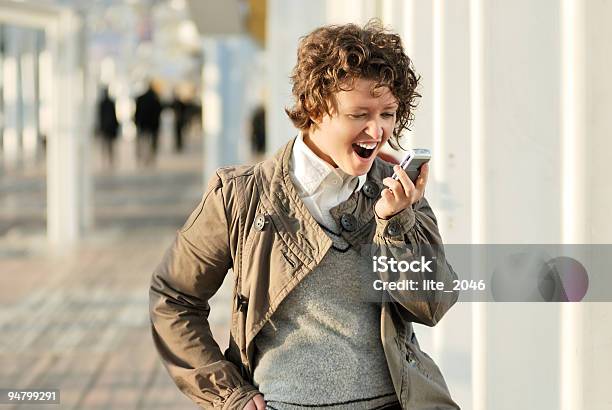 Jovem Alegre Mulher Ligar Para Telefone - Fotografias de stock e mais imagens de A usar um telefone - A usar um telefone, Adulto, Camisa com botões