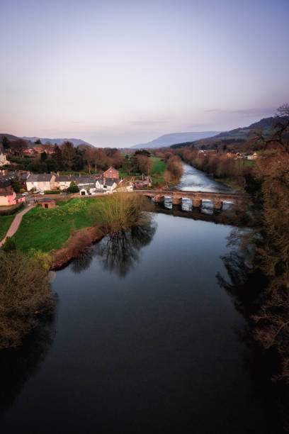 vue aérienne du welsh ville crickhowell et rivière usk - river usk photos et images de collection