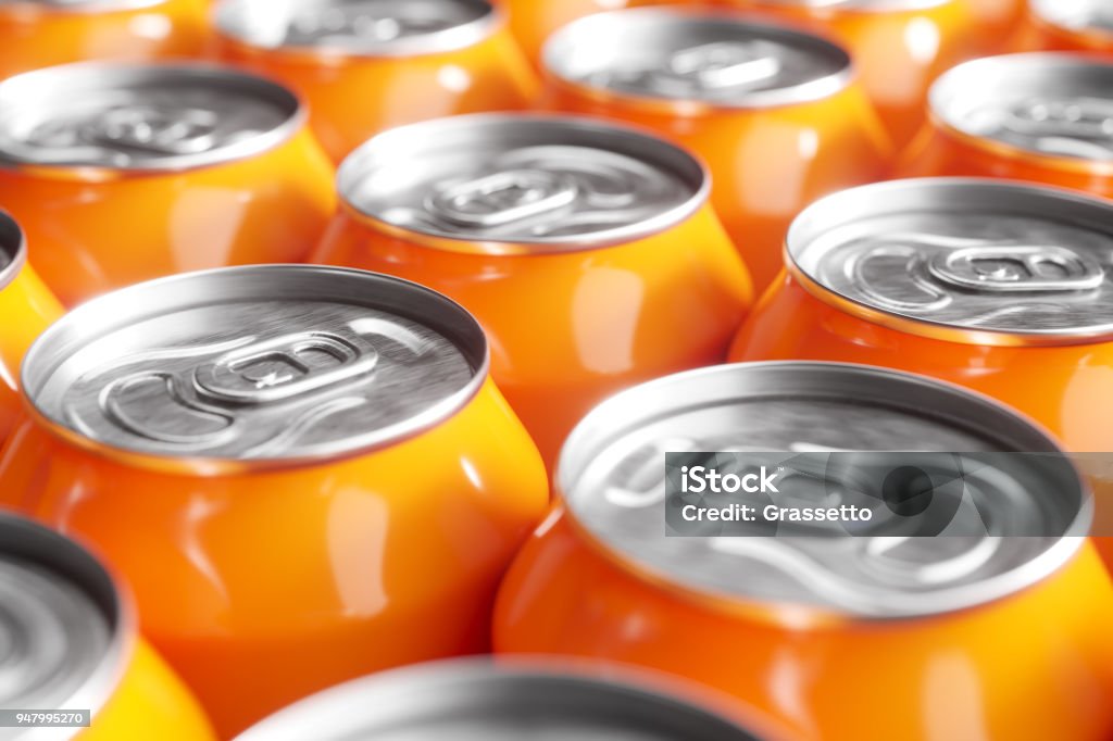 Canettes de soda orange. Photo macro - Photo de Boîte en fer-blanc libre de droits