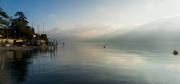 mennagio, 호수 como, 이탈리아에서에서 안개 아침 - mennagio 뉴스 사진 이미지