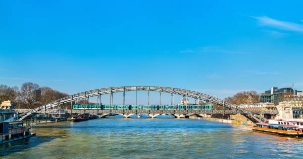 Viaduc d'Austerlitz, a metro bridge across the Seine in Paris Viaduc d'Austerlitz, a metro bridge across the Seine in Paris, France battle of austerlitz stock pictures, royalty-free photos & images