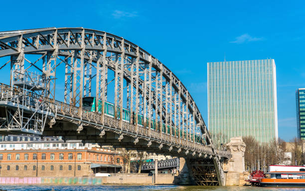 istock Viaduc d'Austerlitz, a metro bridge across the Seine in Paris 948000790