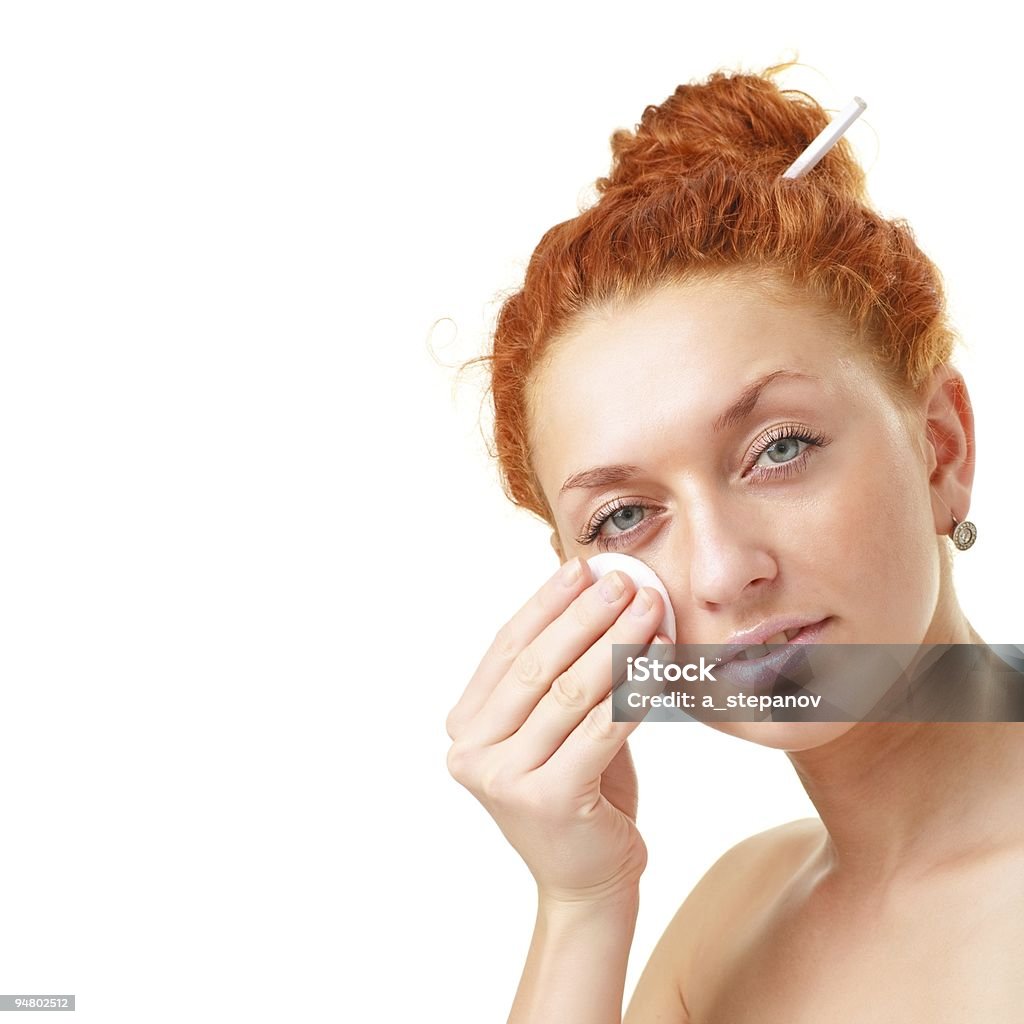 Kobieta Czyszczenie twarzy - Zbiór zdjęć royalty-free (Demakijaż)