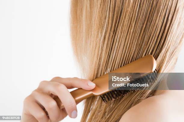 Mujer Joven Con Peine Cepilla Su Pelo Mojado Rubia Perfecta Después De La Ducha En El Mujer Joven Con Peine Cepilla Su Pelo Mojado Rubia Perfecta Después De La Ducha En El