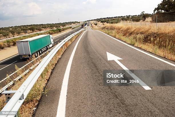 Estrada Com Grande De - Fotografias de stock e mais imagens de Alfalto - Alfalto, Ao Ar Livre, Atrelado de Carro