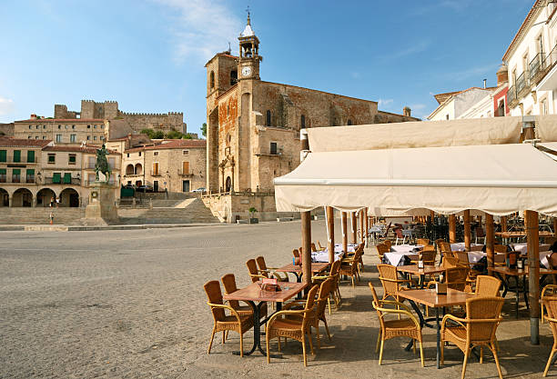 plaza mayor en trujillo - caceres fotografías e imágenes de stock