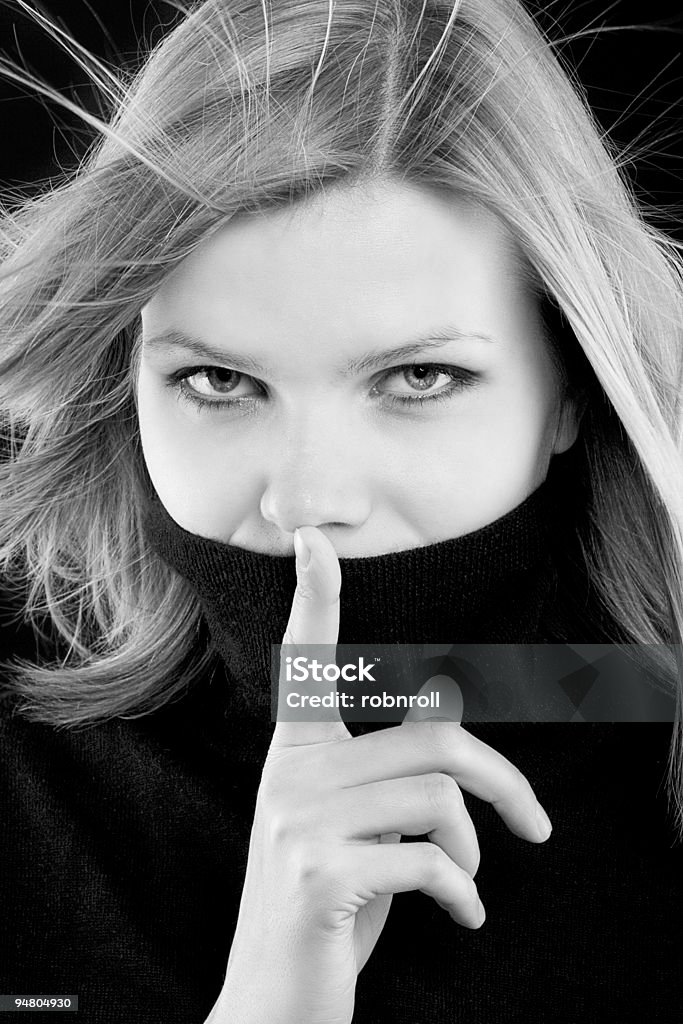 Mädchen Grimassen hush Geste in schwarz und weiß - Lizenzfrei Attraktive Frau Stock-Foto