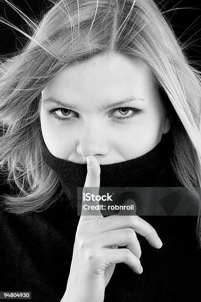 Mädchen Grimassen Hush Geste In Schwarz Und Weiß Stockfoto und mehr Bilder von Attraktive Frau - Attraktive Frau, Blondes Haar, Erwachsene Person