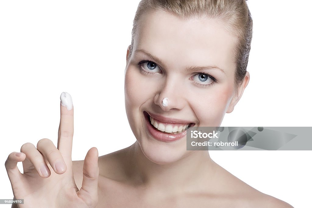 Frauen, die Anwendung der Creme auf Ihre Nase - Lizenzfrei Attraktive Frau Stock-Foto