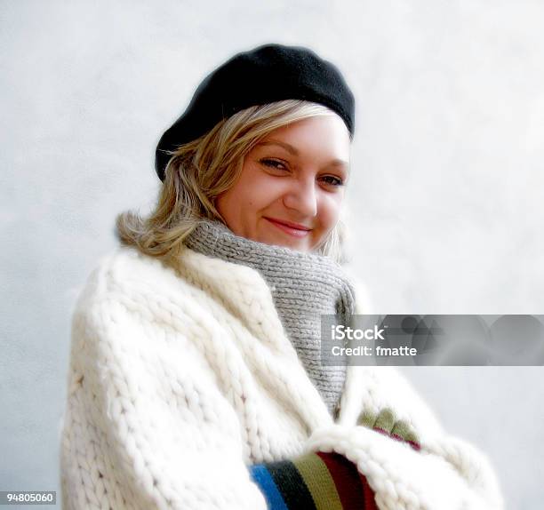 Foto de Mulher De Inverno e mais fotos de stock de Adulto - Adulto, Boné, Cardigan - Blusa