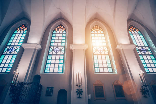 iglesia de la santísima trinidad también conocido como st roch en la colina de oro es una iglesia católica en minsk, vista de los vitrales y la luz del sol a través de ellos - architectural feature architecture cathedral catholicism fotografías e imágenes de stock