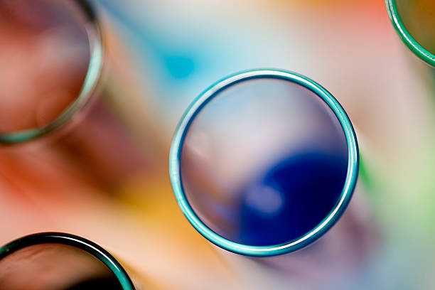 groupe de tubes de couleurs au-dessus - test tube laboratory chemical science photos et images de collection