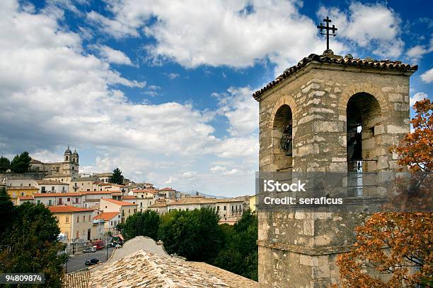 Torre Com Sino De San Valentino - Fotografias de stock e mais imagens de Abruzzi - Abruzzi, Aldeia, Arquitetura