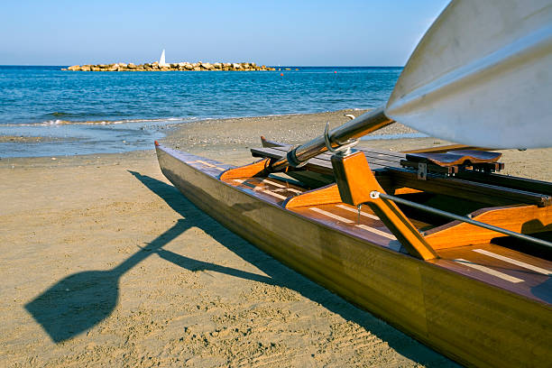 doppio scafo barca sul mare adriatico - beach rowboat italy pescara foto e immagini stock