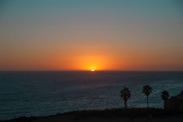 zachód słońca na niebie long beach, kalifornia - los angeles county long beach california sunset zdjęcia i obrazy z banku zdjęć