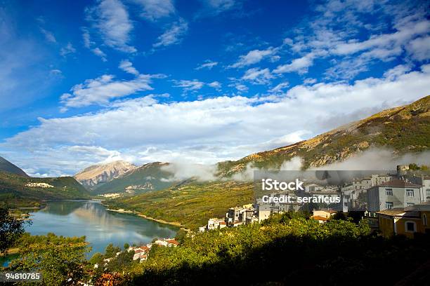 Nuvens Sobre Barrea - Fotografias de stock e mais imagens de Abruzzi - Abruzzi, Aldeia, Ao Ar Livre