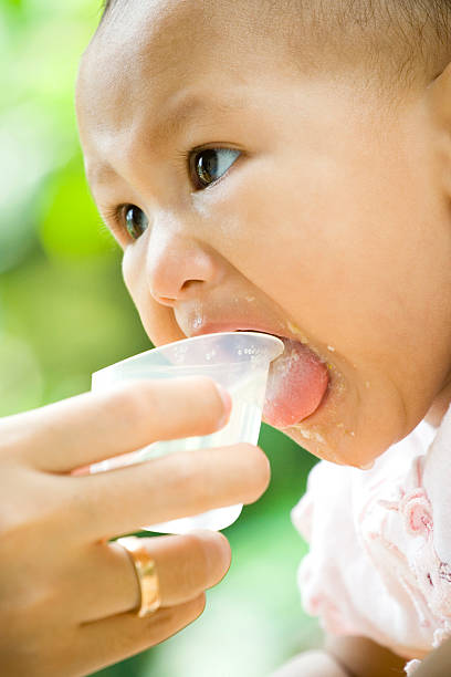 woda proszę. - family mouth open vertical mother zdjęcia i obrazy z banku zdjęć