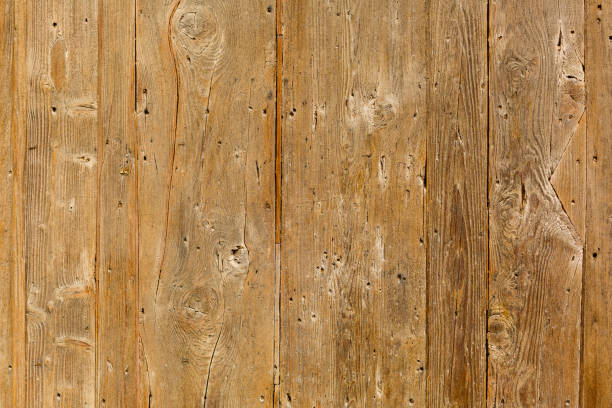 vertikale holzwandtextur - wood weathered textured wood chip stock-fotos und bilder
