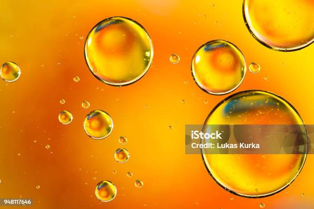 Foto de Gotas De Óleo Na Água Bolhas No Fundo Abstrato Laranja e mais fotos de stock de Óleo de Cozinha